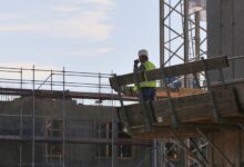Bauarbeiter auf einer Baustelle (Archiv)