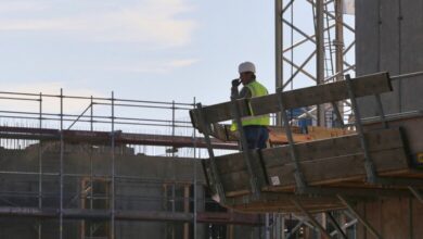 Bauarbeiter auf einer Baustelle (Archiv)