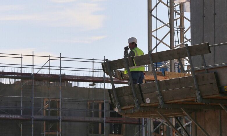 Bauarbeiter auf einer Baustelle (Archiv)