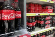 Coca-Cola in einem Supermarktregal (Archiv)