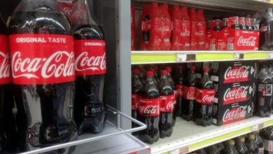Coca-Cola in einem Supermarktregal (Archiv)