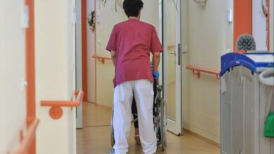 Pfleger im Pflegeheim (Archiv)