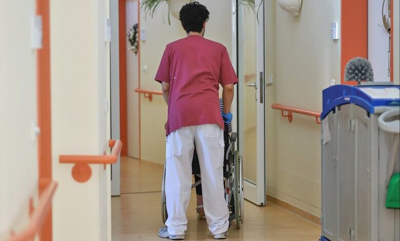 Pfleger im Pflegeheim (Archiv)