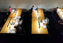 Studenten in einer Bibliothek (Archiv)