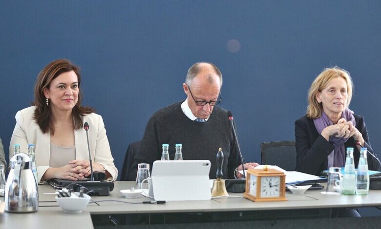 Franziska Hoppermann, Friedrich Merz und Karin Prien am 12.10.2026