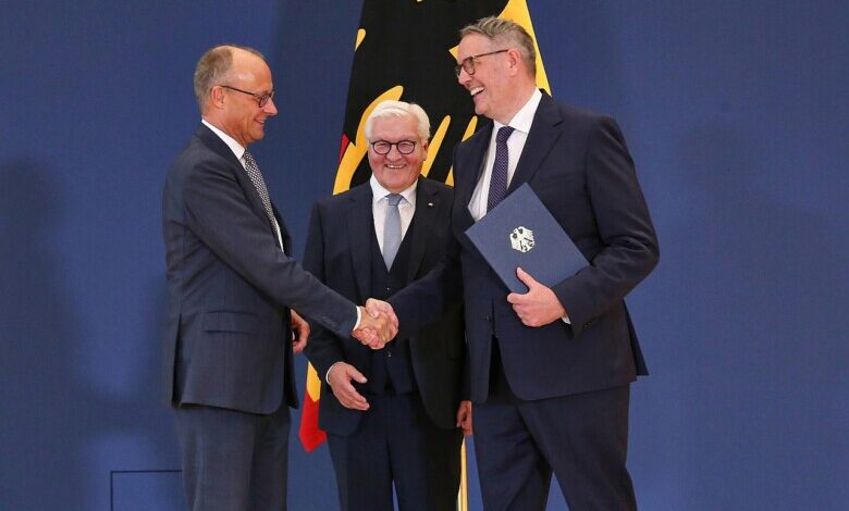 Friedrich Merz, Frank-Walter Steinmeier und Alexander Schweitzer am 13.10.2026