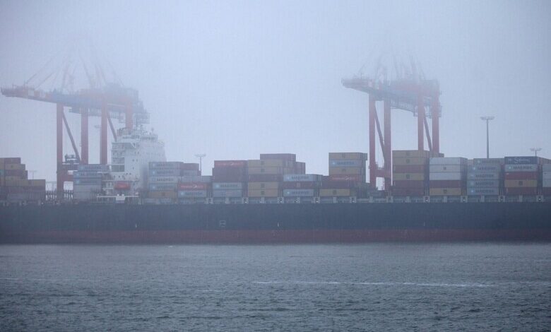 Containerschiff in Wilhelmshaven (Archiv)