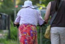 Seniorin mit Helferin (Archiv)