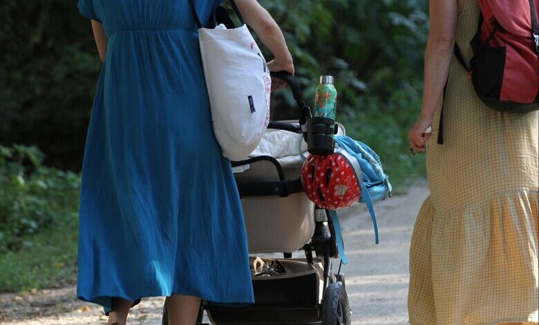 Zwei Frauen mit Kinderwagen (Archiv)