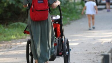 Mutter mit Kind und Kinderwagen (Archiv)