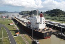 Frachtschiff im Panama-Kanal (Archiv)