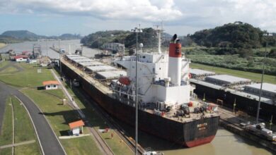 Frachtschiff im Panama-Kanal (Archiv)