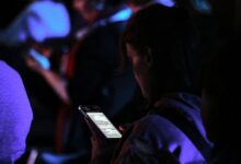 Junge Frau mit Smartphone (Archiv)