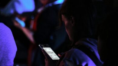 Junge Frau mit Smartphone (Archiv)