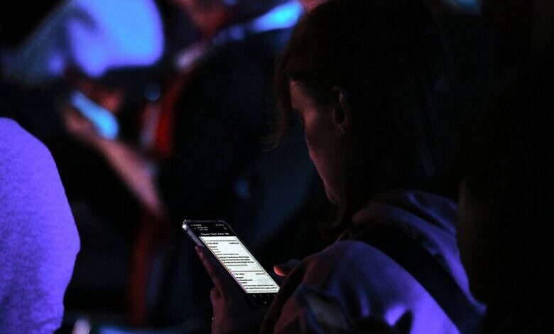 Junge Frau mit Smartphone (Archiv)