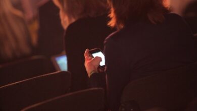 Geschäftsfrauen mit Smartphone (Archiv)