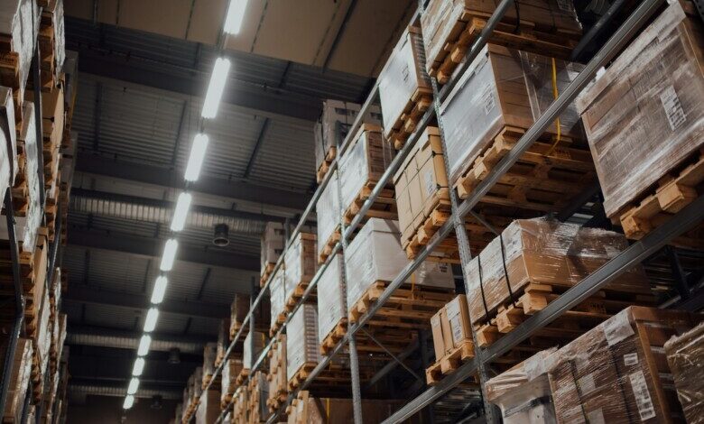 Das veränderte Kaufverhalten im digitalen Handel hat Auswirkungen auf die Versandlogistik.