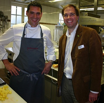 Mühlenhelle-Küchenchef Michael Quendler und Hendrik Pilatzki von den Wirtschaftsjunioren freuten sich über den großartigen Spendenerfolg.